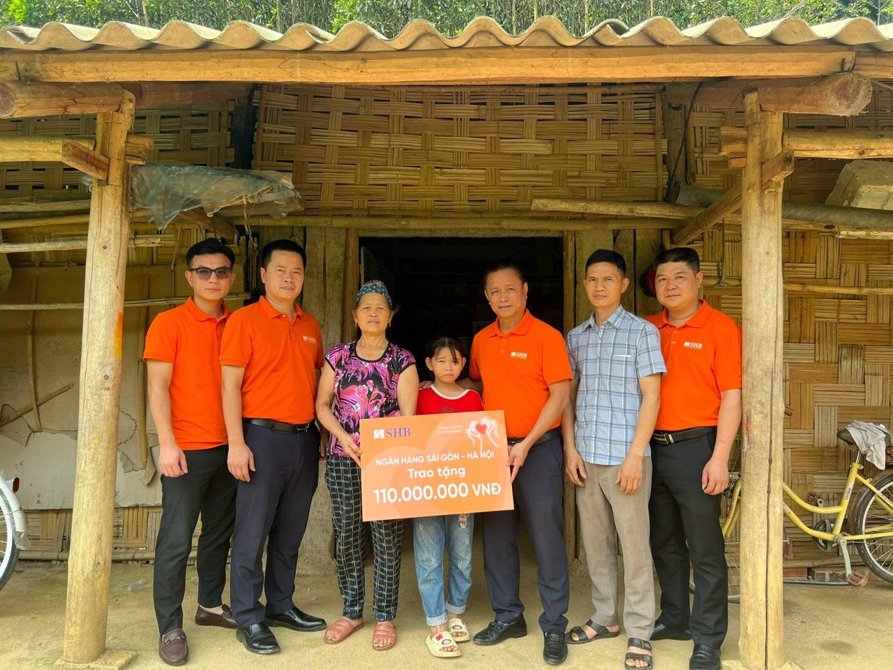 Quỹ BTTEVN và Ngân hàng TMCP Sài Gòn – Hà Nội trao tặng 110 triệu đồng hỗ trợ gia đình em Lan xây nhà và giúp đỡ em Lan có điều kiện học tập.