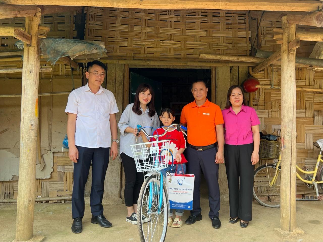Bà Vũ Thị Thúy Huyền – Phó Giám đốc Quỹ BTTEVN trao tặng xe đạp cho em Hoàng Thị Phương Lan