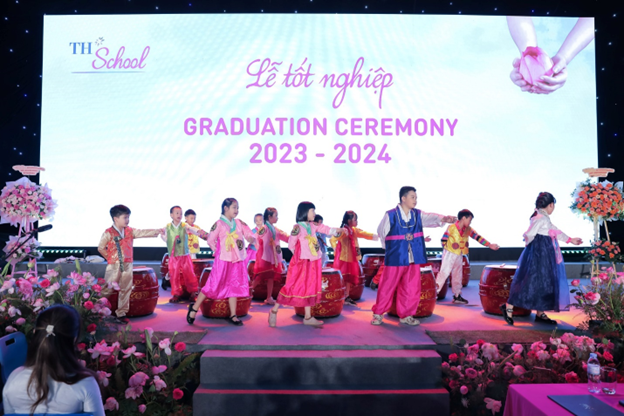 Học sinh hệ thống TH School tự tin thể hiện tài năng trên sân khấu của buổi lễ tốt nghiệp