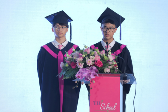 Hoàng Minh (bên trái) cùng bạn học, đại diện cho những học sinh xuất sắc của khối trung học, phát biểu trong lễ tốt nghiệp.