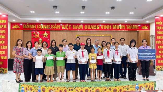 Hội Bảo vệ Quyền trẻ em Việt Nam phối hợp tặng học bổng cho các em nhỏ sống tại khu chung cư Vạn Mỹ, quận Ngô Quyền, TP Hải Phòng.