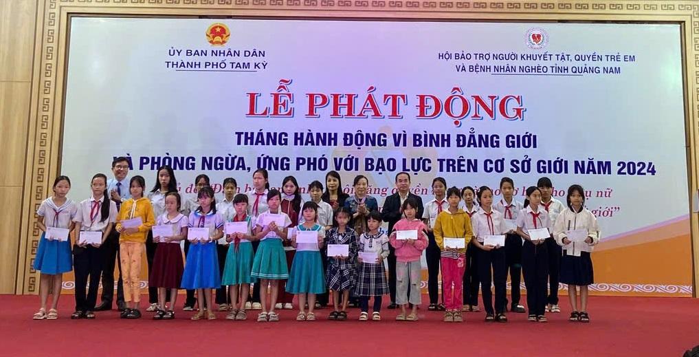 Tỉnh Hội Quảng Nam trao tặng 30 suất học bổng