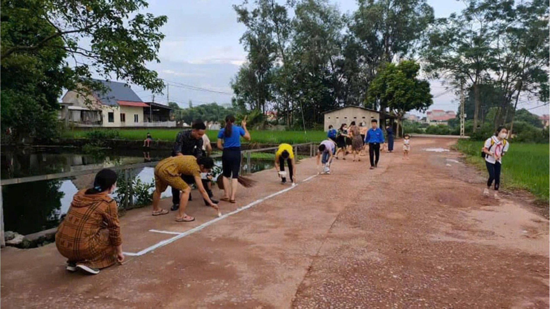 Đoàn Trường THCS thị trấn Hương Sơn vẽ vạch kẻ đường hướng dẫn phụ huynh đỗ xe khi đưa, đón học sinh