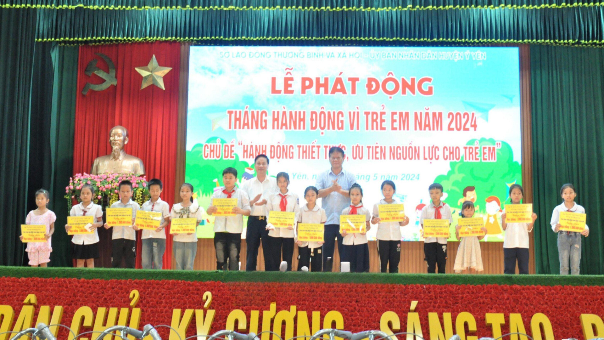 Lãnh đạo tỉnh trao học bổng cho trẻ em khó khăn vươn lên học tốt trong Lễ phát động Tháng hành động vì trẻ em năm 2024. 