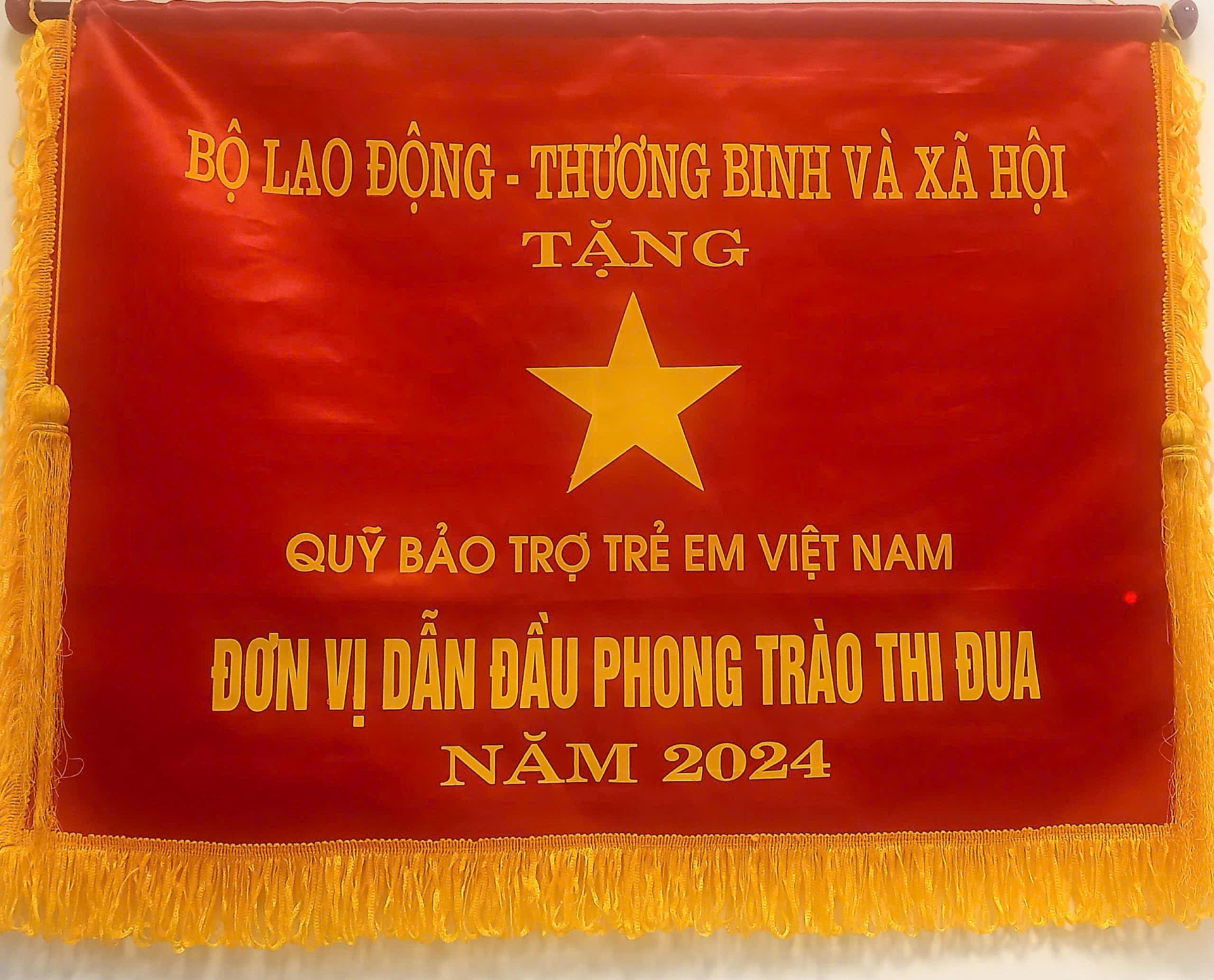 Cờ thi đua Bộ LĐTBXH tặng Quỹ Bảo trợ Trẻ em Việt Nam