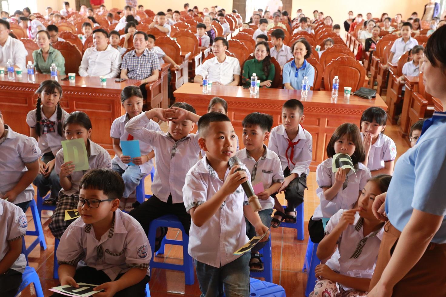 Trẻ em hào hứng tham gia “Hỏi khó - Đáp nhanh” trong sự kiện truyền thông tại xã Trung Mỹ, huyện Bình Xuyên, tỉnh Vĩnh Phúc tháng 11/2024.