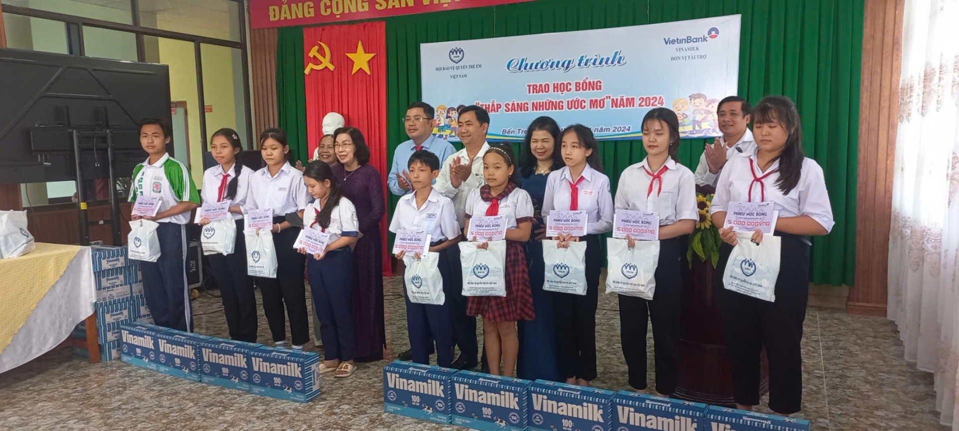 Hội Bảo vệ quyền trẻ em Việt Nam vận động doanh nghiệp trao học bổng “Thắp sáng những ước mơ” tại Bến Tre.