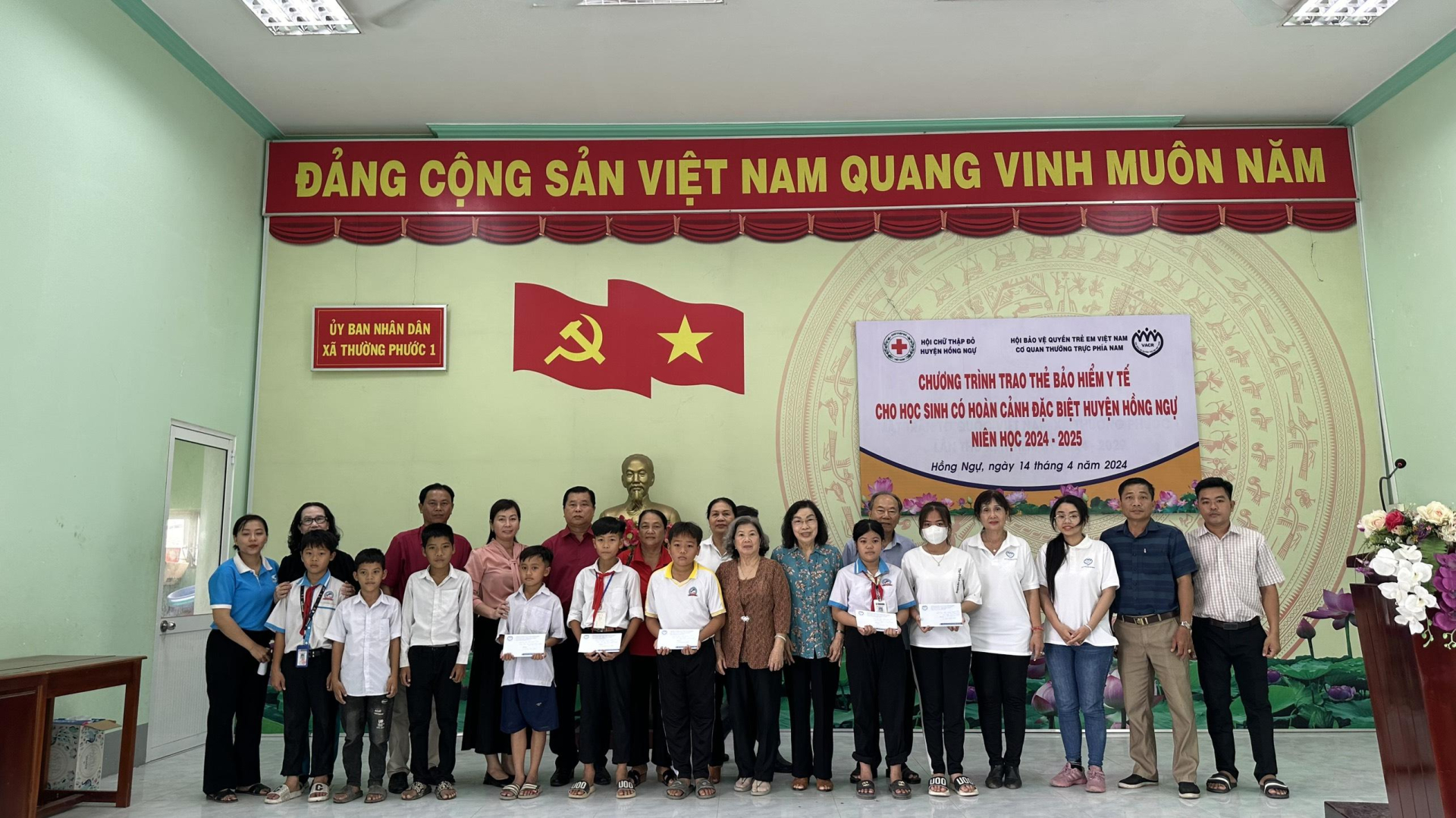 Hội Bảo vệ quyền trẻ em Việt Nam phối hợp trao thẻ bảo hiểm y tế cho học sinh có hoàn cảnh khó khăn tỉnh Đồng Tháp năm học 2024 - 2025.