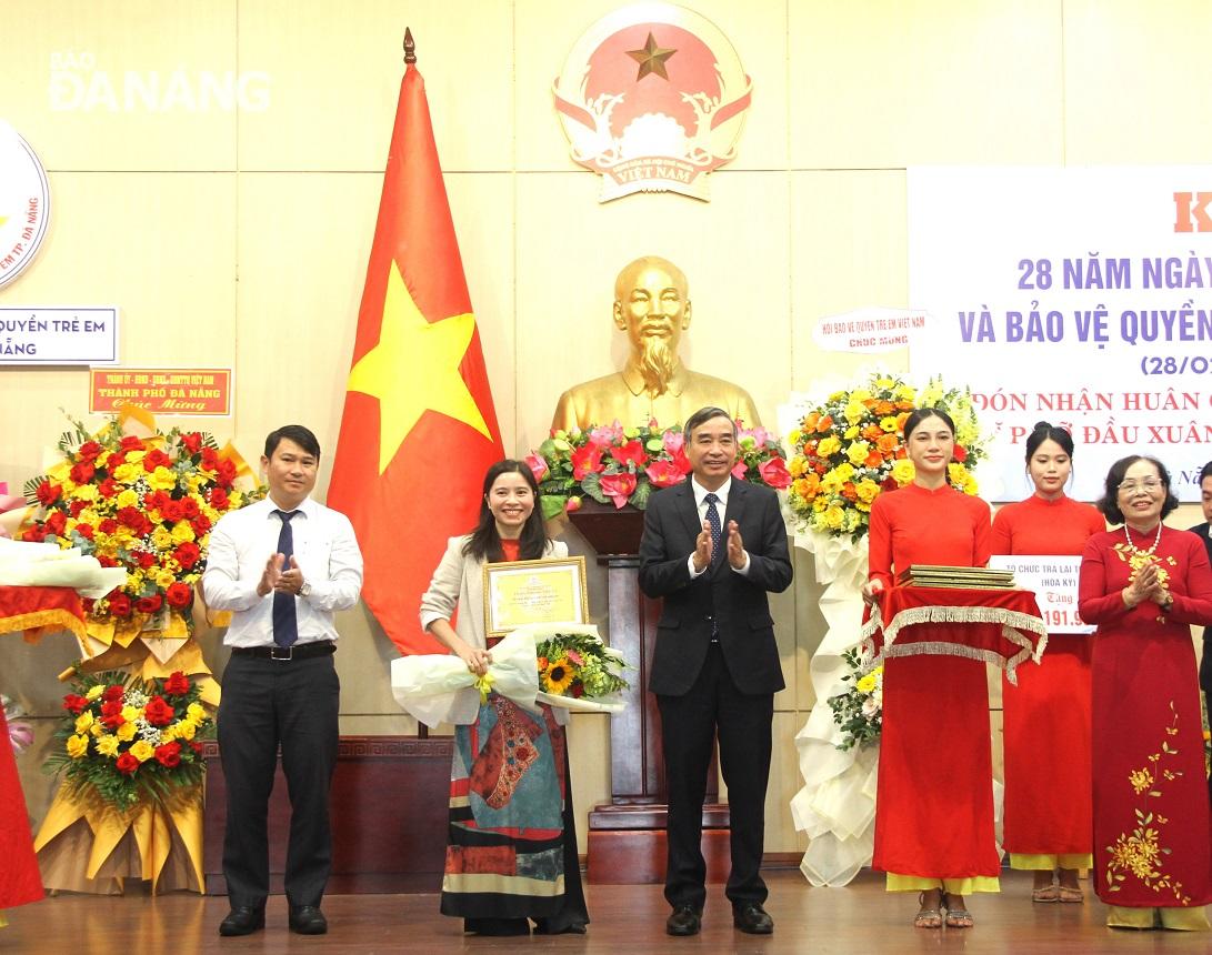 Lãnh đạo thành phố trao bảng ghi nhận tấm lòng vàng và hoa cho các mạnh thường quân. Ảnh: L.P