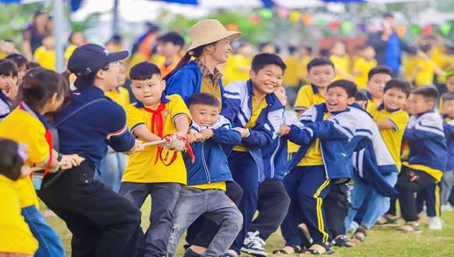 Các em học sinh hào hứng tham gia trò chơi kéo co, thể hiện tinh thần đồng đội và sự quyết tâm. Các em học sinh hào hứng tham gia trò chơi kéo co, thể hiện tinh thần đồng đội và sự quyết tâm