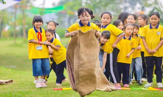 Các em học sinh hào hứng tranh tài trong trò chơi nhảy bao bố, mang đến không khí sôi động và tràn ngập tiếng cười. Các em học sinh hào hứng tranh tài trong trò chơi nhảy bao bố, mang đến không khí sôi động và tràn ngập tiếng cười