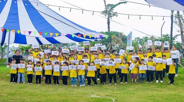 Các em học sinh chăm chú thực hành làm tranh Đông Hồ, khám phá tinh hoa nghệ thuật dân gian Việt Nam. Các em học sinh chăm chú thực hành làm tranh Đông Hồ, khám phá tinh hoa nghệ thuật dân gian Việt Nam.