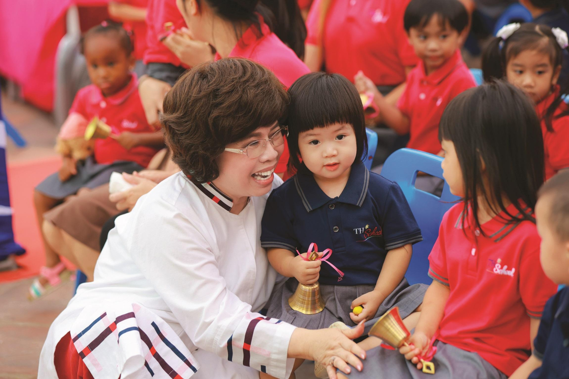 Trường TH School mang ước mơ của một người mẹ, người bà, muốn ngôi trường phải là “một điểm chạm hạnh phúc”… (Ảnh: Anh hùng Lao động Thái Hương, Nhà sáng lập TH School cùng các em học sinh)