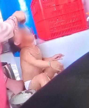 Hình ảnh bảo mẫu nhét thức ăn thô bạo cho trẻ nhỏ tại nhóm lớp mầm non Thu Sương. Ảnh cắt từ clip bentr