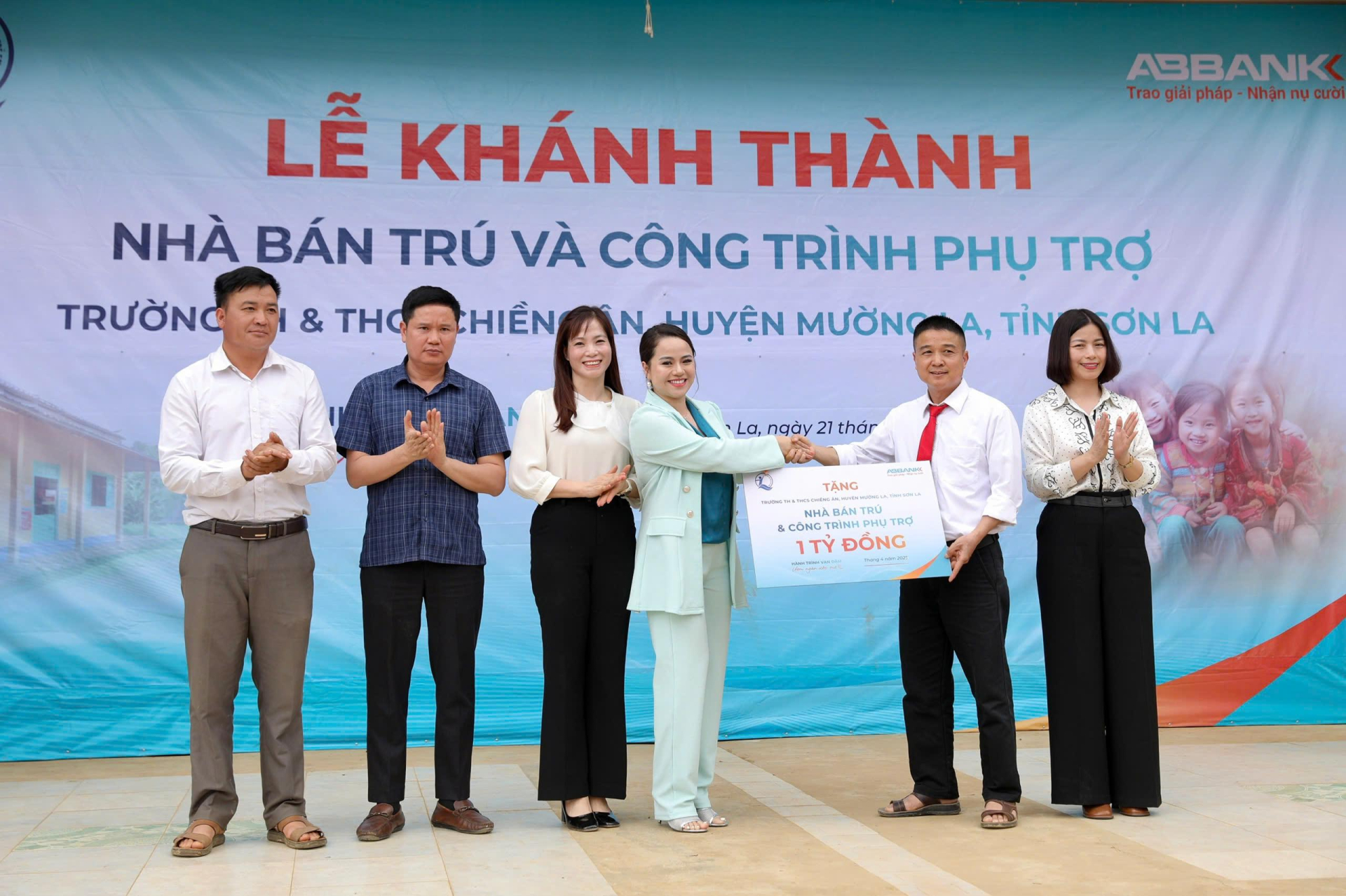 Bà Nguyễn Thị Hiền - Phó Giám đốc Quỹ BTTEVN cùng đại diện ABBank trao biển tượng trưng 1 tỷ đồng hỗ trợ xây dựng nhà bán trú Trường Tiểu học & THCS Chiềng Ân, huyện Mường La, tỉnh Sơn La A1
