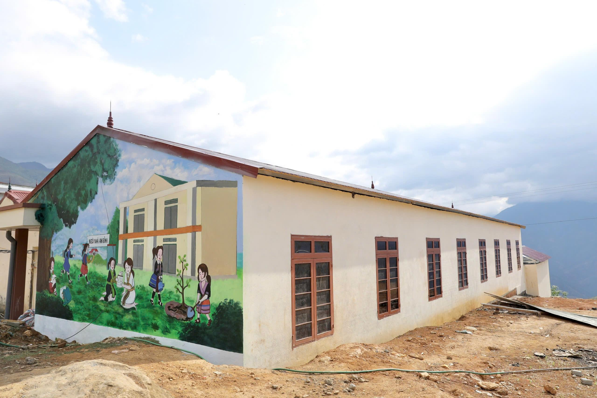 Các em học sinh tại điểm trường nay đã có thêm nhà ở bán trú sạch sẽ, khang trang với công trình vệ sinh đầy đủ tiện nghi. A3