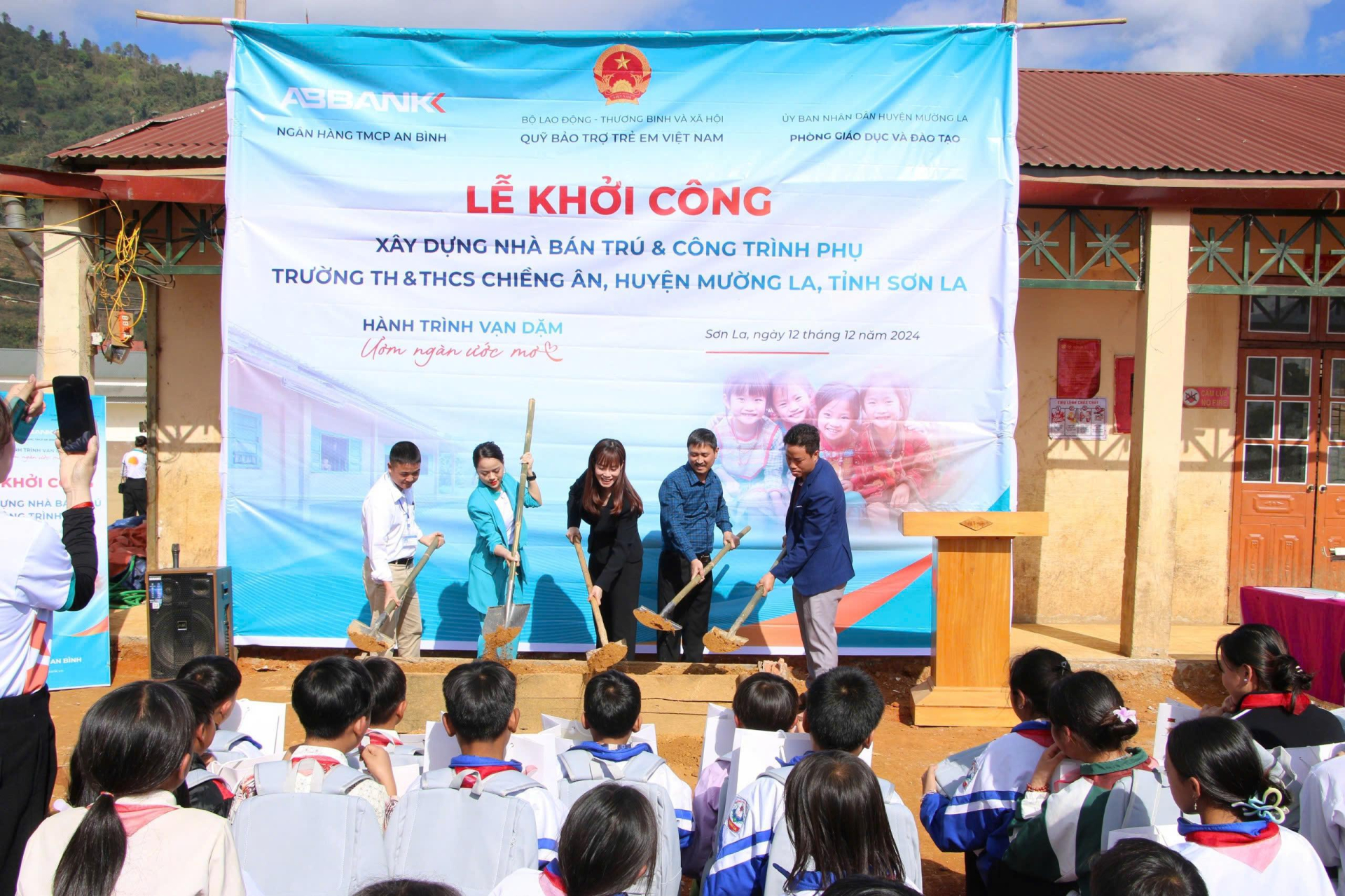 Đại diện ABBANK, Quỹ BTTEVN cùng đại diện Chính quyền địa phương thực hiện nghi lễ khởi công xây dựng nhà bán trú và công trình phụ trợ tại Điểm trường Nong Hoi Dưới, Trường TH&THCS Chiềng Ân, huyện Mường La, tỉnh Sơn La. A4