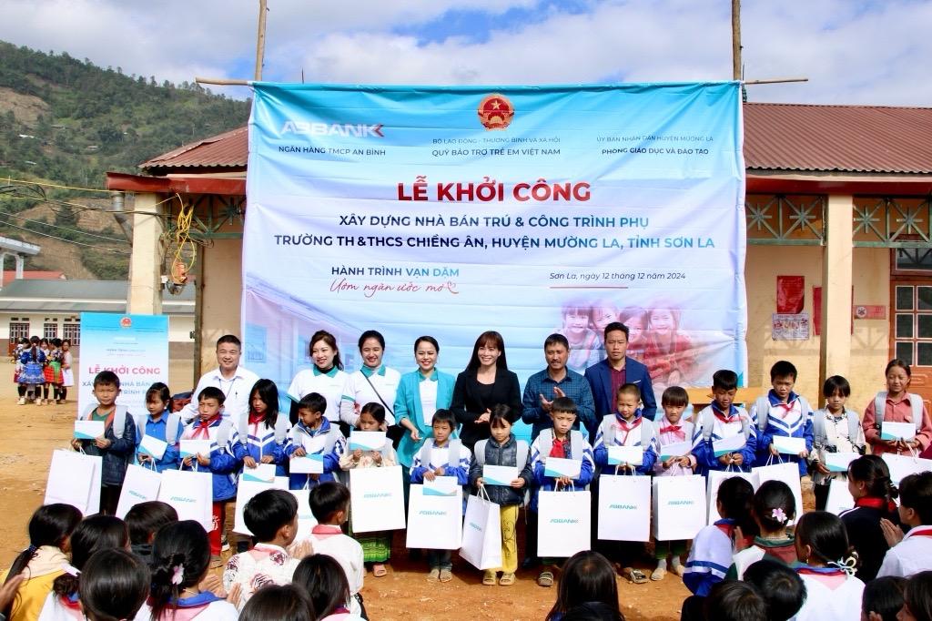Những phần quà yêu thương được đóng góp từ chính CBNV ABBANK cùng bạn bè, người thân được trao đến các em học sinh như một lời động viên ấm áp, chân tình. 7.1