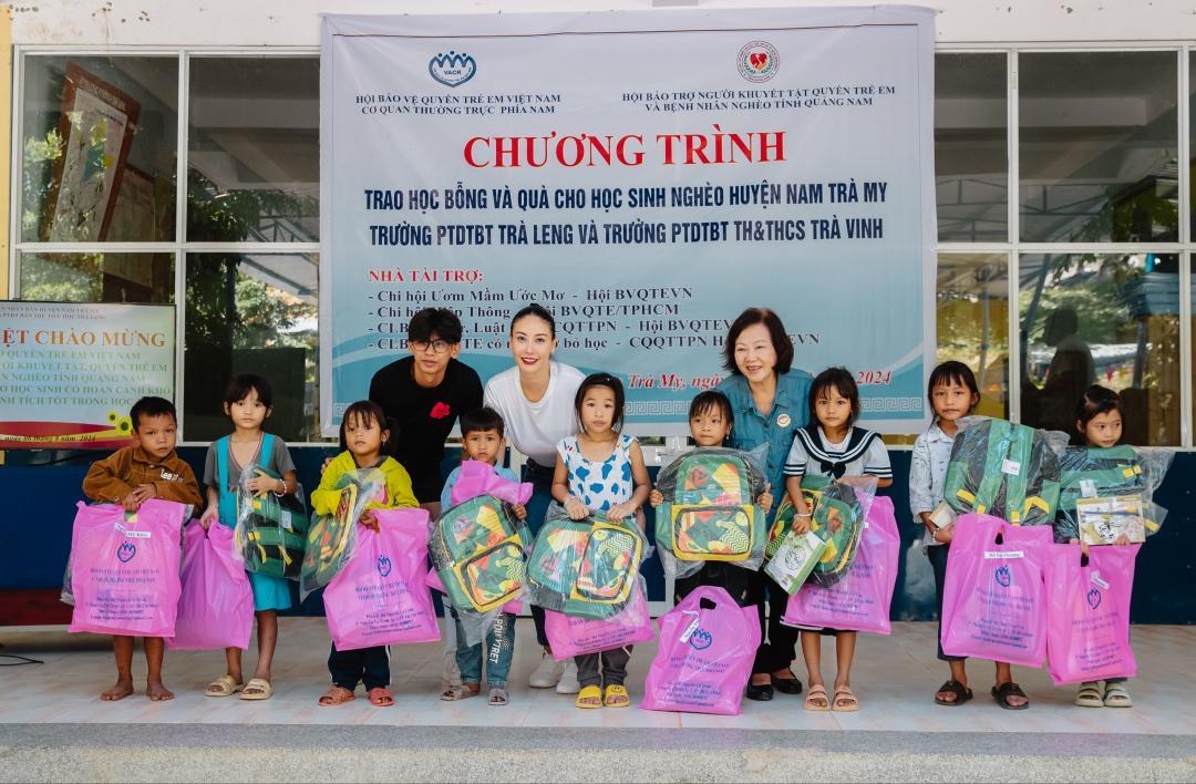 Hoa hậu Hà Kiều Anh đại diện Chi hội Ươm Mầm Ước Mơ - Hội Bảo vệ quyền trẻ em Việt Nam trao học bổng và quà cho học sinh nghèo tại Quảng Nam tháng 8/2024. qte