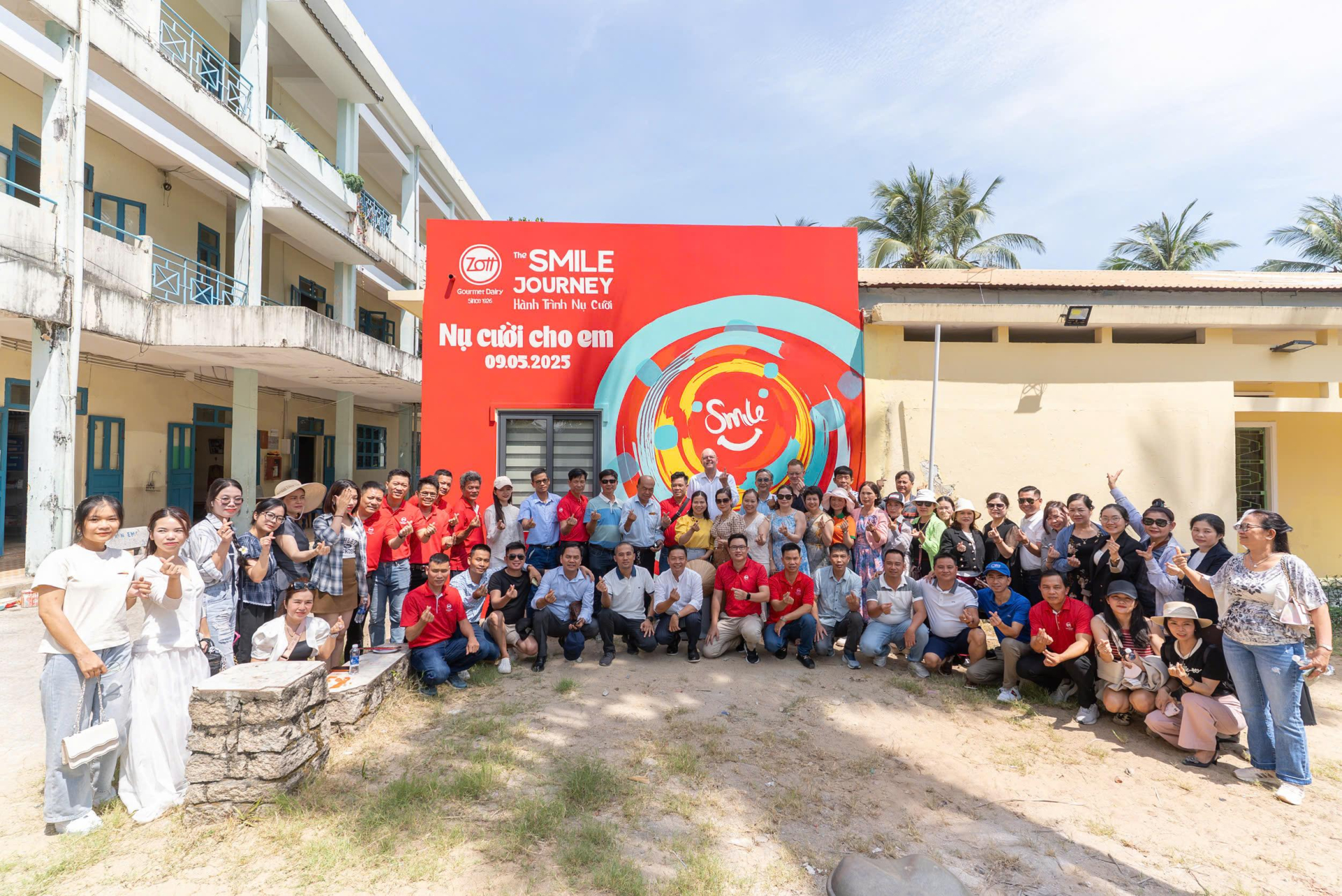 Các đại biểu chụp ảnh lưu niệm cùng với trẻ em làng Hy Vọng. A4