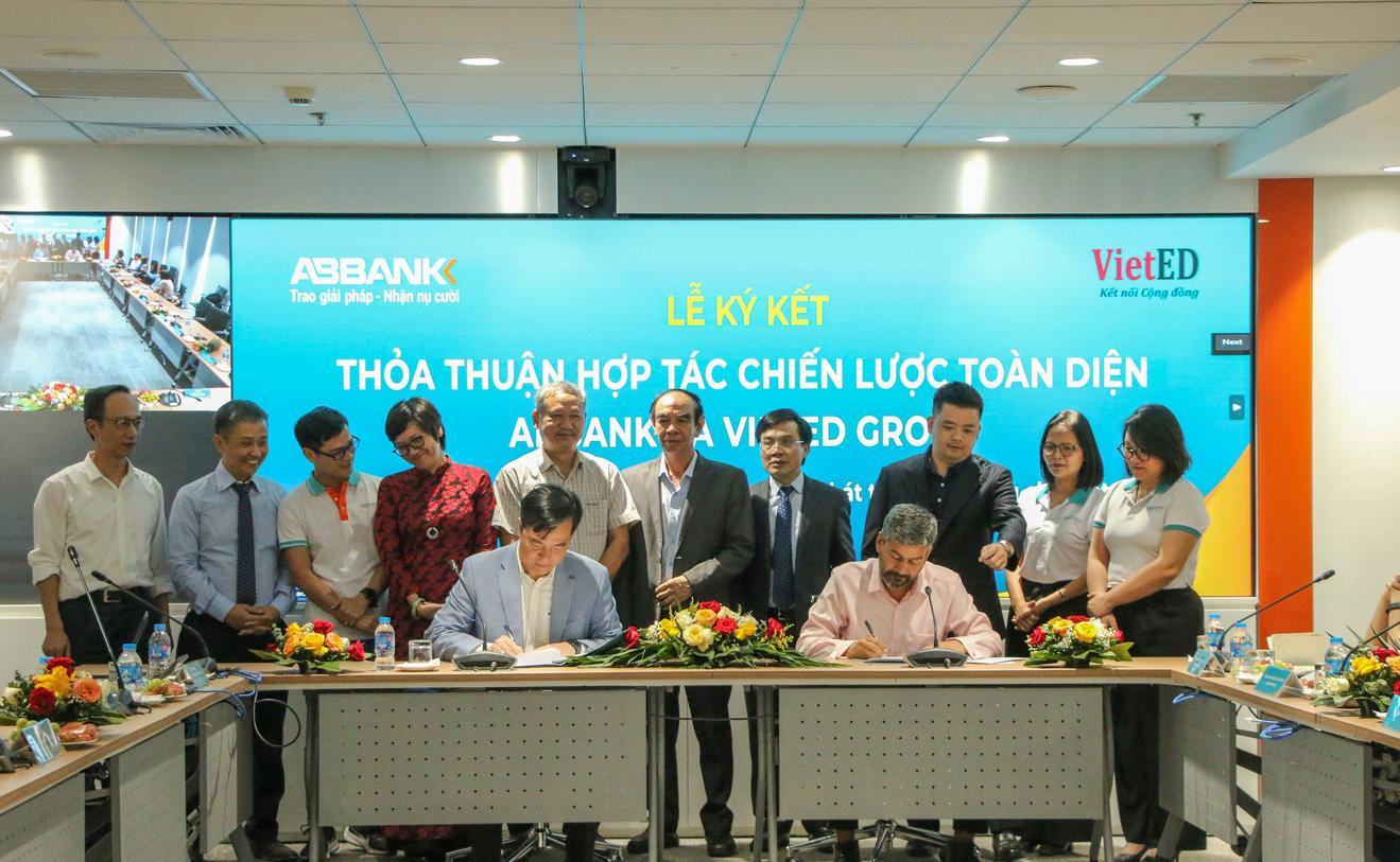 Đại diện hai bên, ông Phạm Duy Hiếu - Tổng Giám đốc ABBANK và ông Raj Kumar - Giám đốc VietED Group thực hiện ký kết Thỏa thuận hợp tác. 1