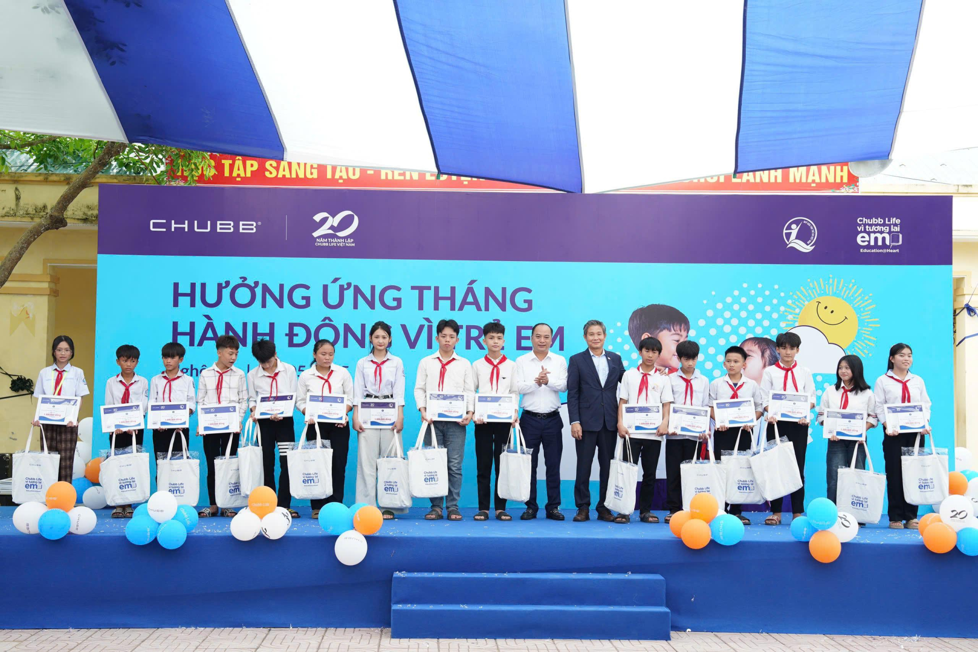 Ông Nguyễn Hồng Sơn - Tổng Giám đốc Chubb Life Việt Nam và ông Đinh Tiến Hải - Giám đốc Quỹ Bảo trợ trẻ em Việt Nam trao học bổng và balo cho trẻ em có hoàn cảnh khó khăn trường THCS Vạn Phong, huyện Diễn Châu, tỉnh Nghệ An. Ông Nguyễn Hồng Sơn - Tổng Giám đốc Chubb Life Việt Nam và ông Đinh Tiến Hải - Giám đốc Quỹ Bảo trợ trẻ em Việt Nam trao học bổng và balo cho trẻ em có hoàn cảnh khó khăn trường THCS Vạn Phong, huyện Diễn Châu, tỉnh Nghệ An