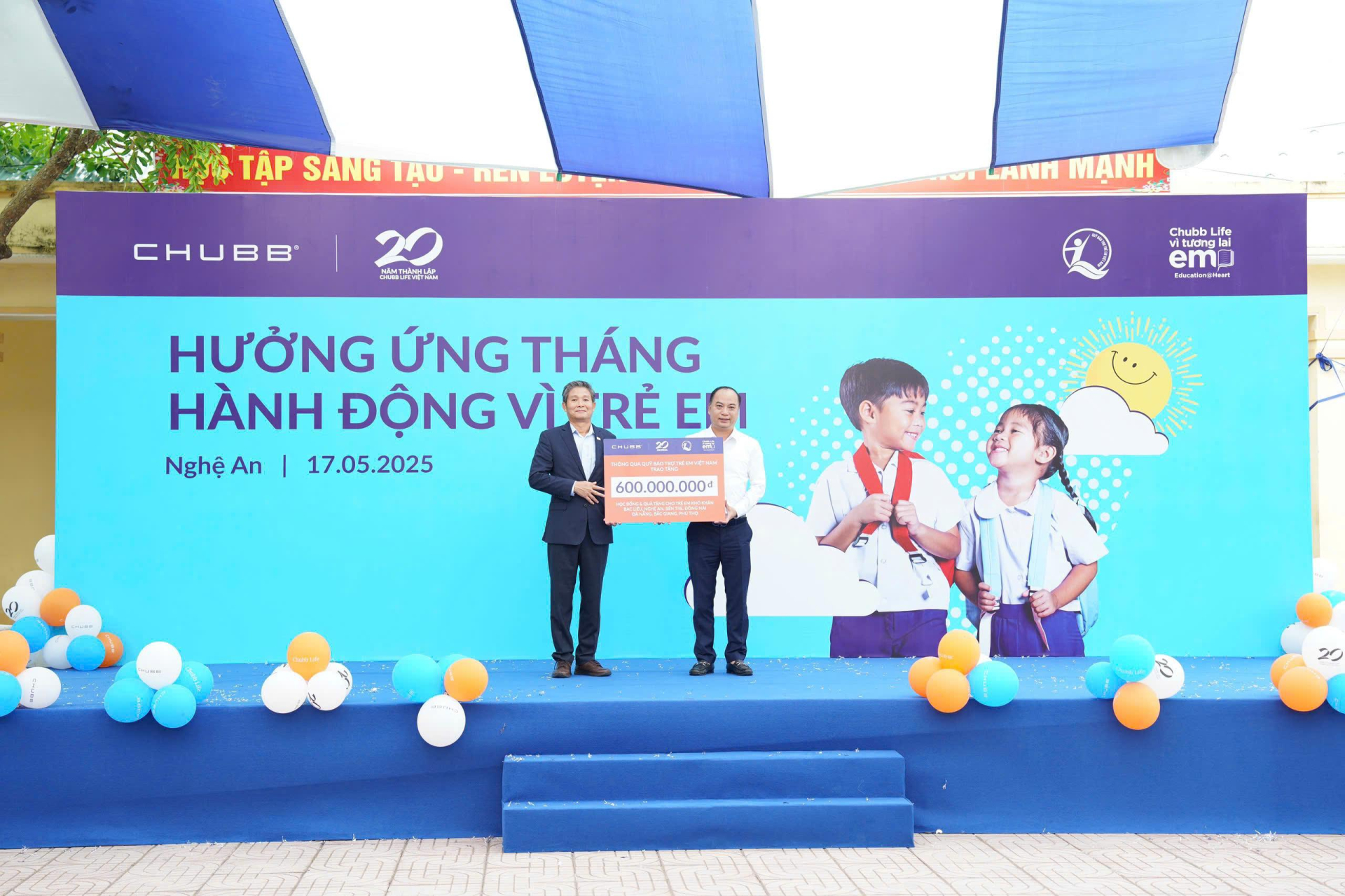 Ông Nguyễn Hồng Sơn - Tổng Giám đốc Chubb Life Việt Nam trao bảng tượng trưng hỗ trợ quà cho trẻ em có hoàn cảnh đặc biệt khó khăn trị giá 600 triệu đồng thông qua Quỹ Bảo trợ trẻ em Việt Nam. Ông Nguyễn Hồng Sơn - Tổng Giám đốc Chubb Life Việt Nam trao bảng tượng trưng hỗ trợ quà cho trẻ em có hoàn cảnh đặc biệt khó khăn trị giá 600 triệu đồng thông qua Quỹ Bảo trợ trẻ em Việt Nam