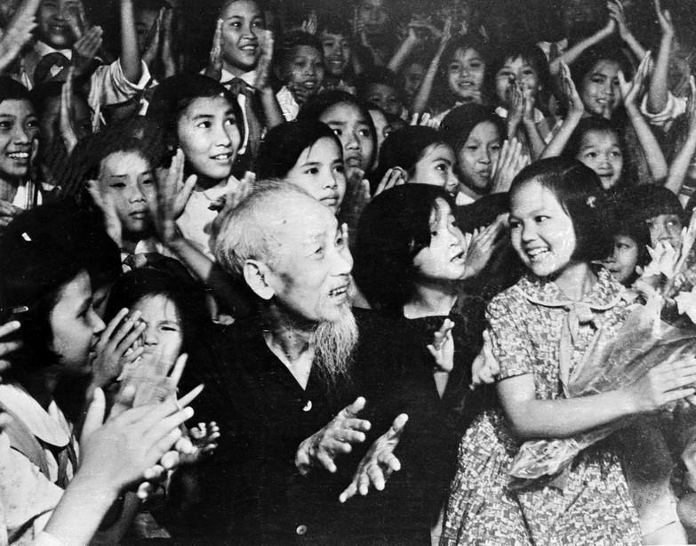 Nhân kỷ niệm Ngày Quốc tế Thiếu nhi 1/6, tối 31/5/1969, tại Phủ Chủ tịch, Chủ tịch Hồ Chí Minh cùng thiếu nhi Thủ đô xem biểu diễn văn nghệ chào mừng Bác. (Ảnh: TTTXVN) Nhân kỷ niệm Ngày Quốc tế Thiếu nhi 1/6, tối 31/5/1969, tại Phủ Chủ tịch, Chủ tịch Hồ Chí Minh cùng thiếu nhi Thủ đô xem biểu diễn văn nghệ chào mừng Bác. (Ảnh: TTTXVN)