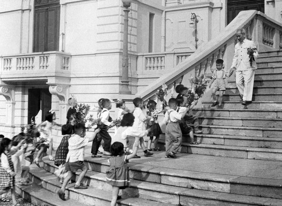 Chủ tịch Hồ Chí Minh đón các cháu thiếu nhi tại Phủ Chủ tịch trong ngày Tết Trung Thu năm 1961. (Ảnh: Tư liệu TTXVN) Chủ tịch Hồ Chí Minh đón các cháu thiếu nhi tại Phủ Chủ tịch trong ngày Tết Trung Thu năm 1961. (Ảnh: Tư liệu TTXVN)