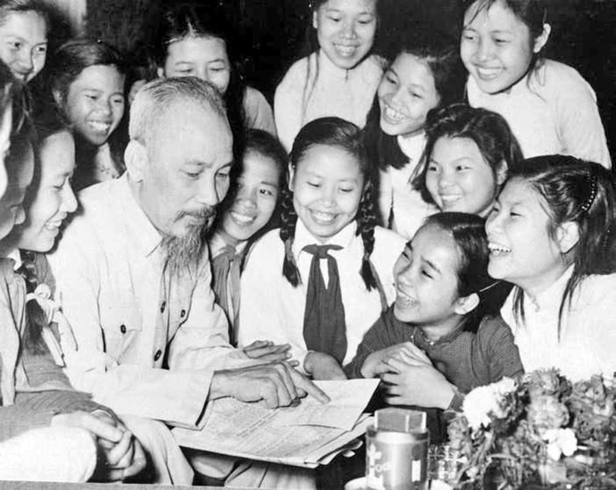 Học sinh Trường trung học Trưng Vương (Hà Nội) đến chúc mừng sinh nhật Chủ tịch Hồ Chí Minh, ngày 19/5/1956. (Ảnh: Tư liệu TTXVN) Học sinh Trường trung học Trưng Vương (Hà Nội) đến chúc mừng sinh nhật Chủ tịch Hồ Chí Minh, ngày 19/5/1956. (Ảnh: Tư liệu TTXVN)