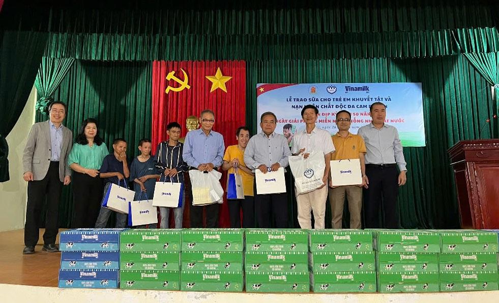 Hội Bảo vệ quyền trẻ em Việt Nam phối hợp với Vinamilk thăm hỏi, trao quà cho trẻ em khuyết tật và các nạn nhân chất độc da cam tại Hà Nội. vnm2