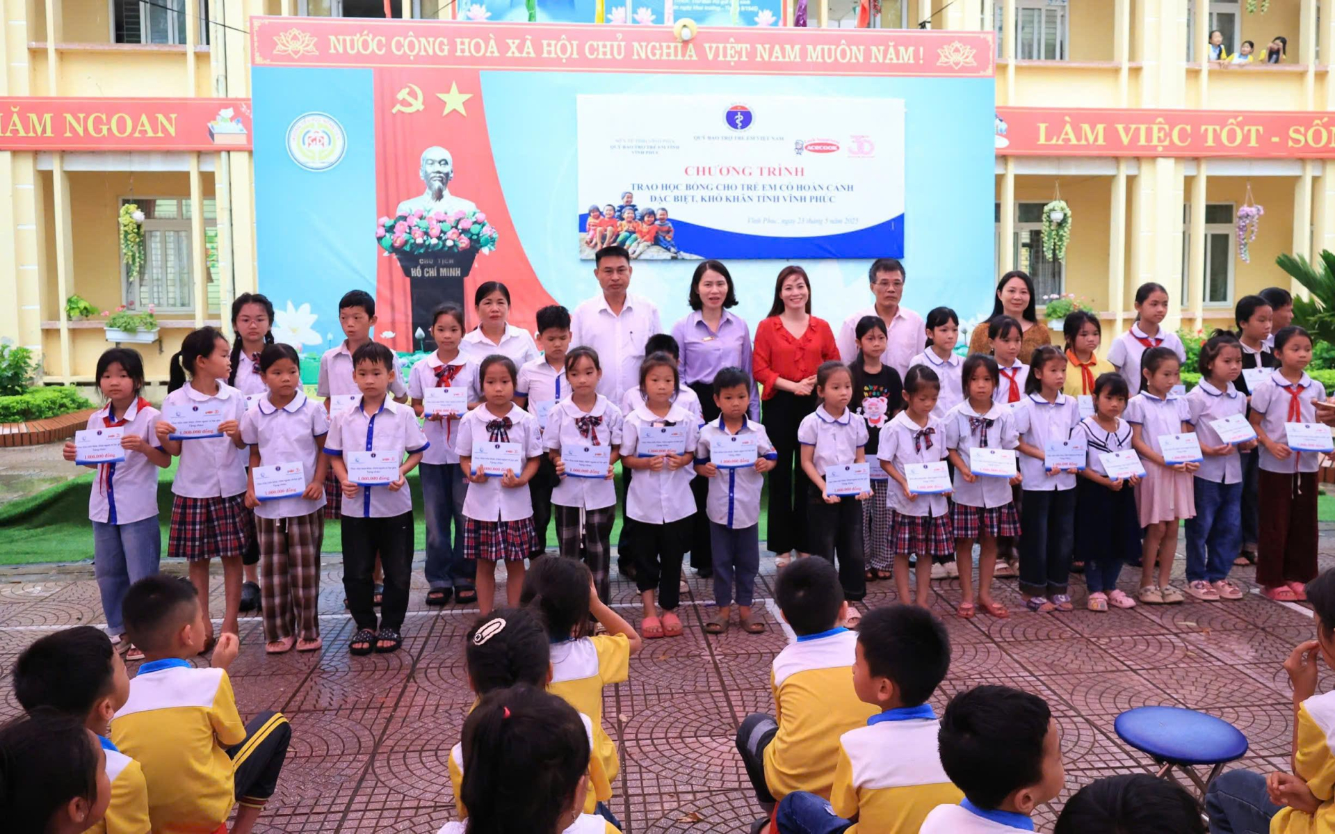 Đoàn công tác trao học bổng từ dự án A2