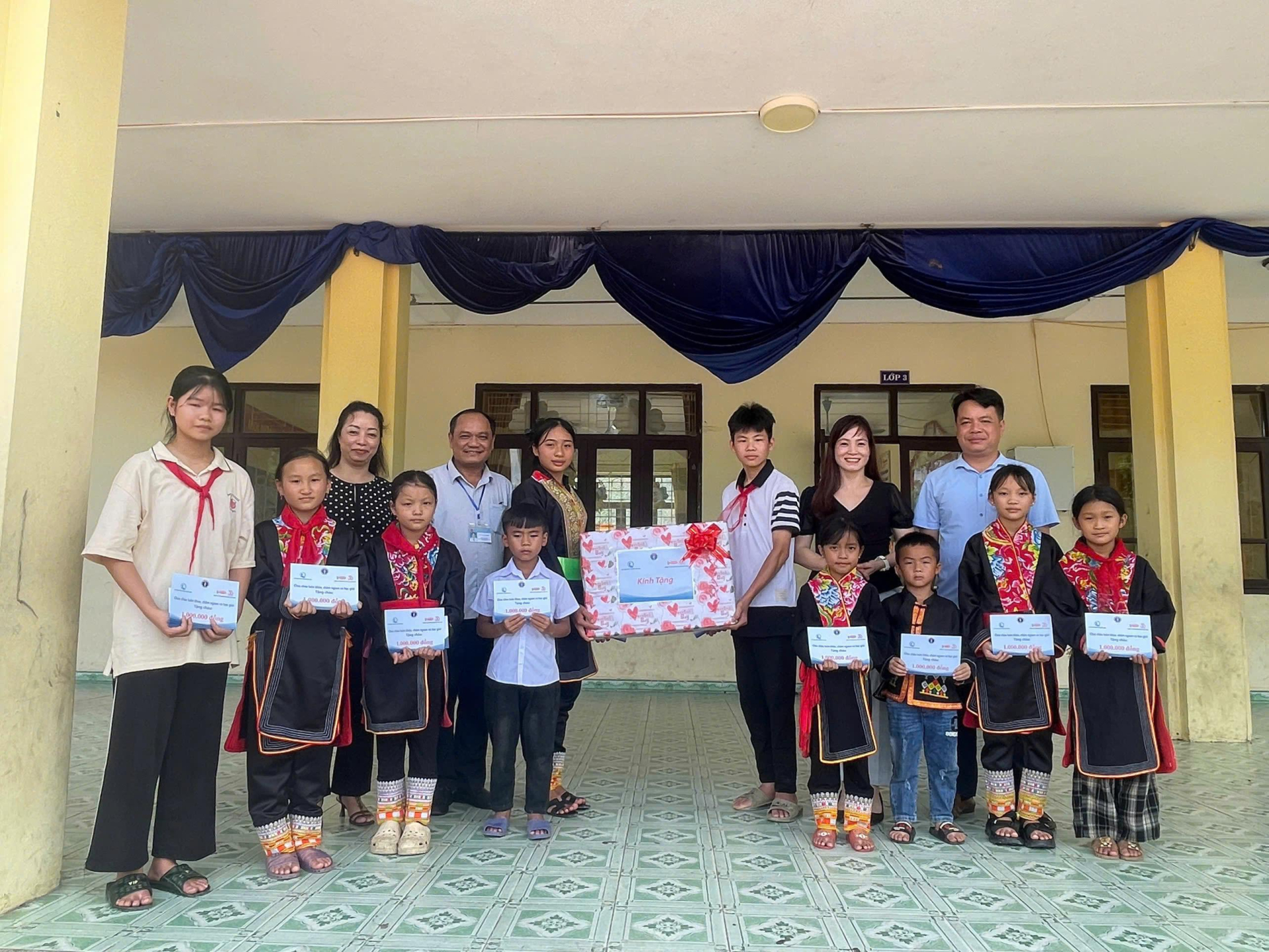 Đoàn công tác trao học bổng từ dự án A3