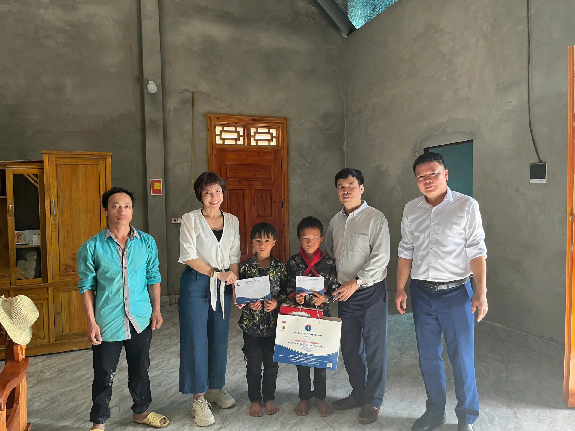 Đoàn công tác thăm hỏi, tặng quà từ dự án A4
