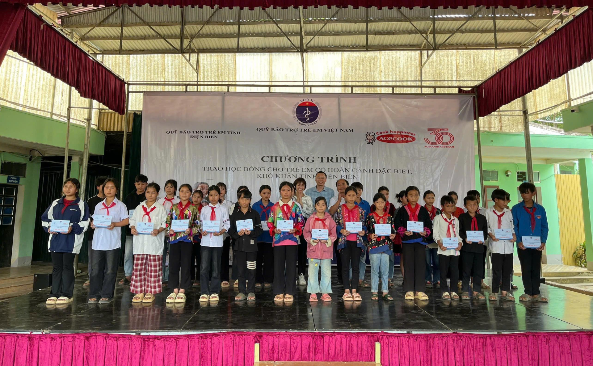 Đoàn công tác trao học bổng từ dự án A5
