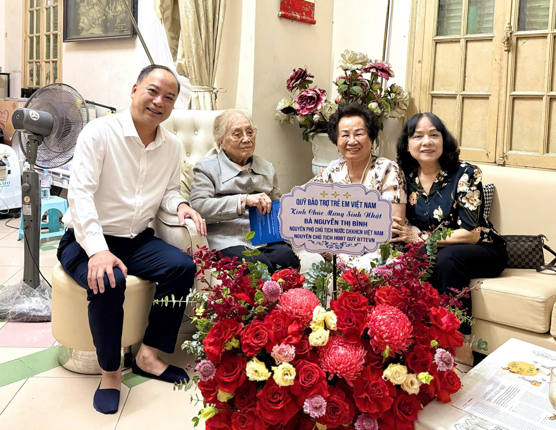 Ban Lãnh đạo Quỹ Bảo trợ trẻ em Việt Nam (ông Đinh Tiến Hải - Giám đốc Quỹ BTTEVN, bà Nguyễn Thị Thụy Bảo, bà Vũ Anh Đào - nguyên Giám đốc Quỹ BTTEVN) thăm và chúc mừng sinh nhật Nguyễn Thị Bình - Nguyên Phó Chủ tịch nước, nguyên Chủ tịch Hội đồng Bảo trợ Quỹ Bảo trợ trẻ em Việt Nam. A1