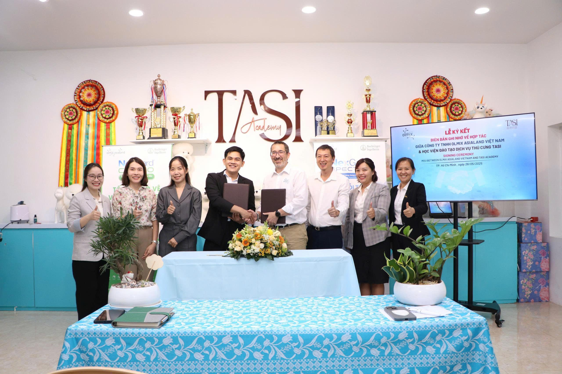 Ông Robert Clapham - Tổng Giám đốc tập đoàn Olmix và ông Trần Vũ Sinh – Giám đốc và người sáng lập Tasi Academy ký kết. A1