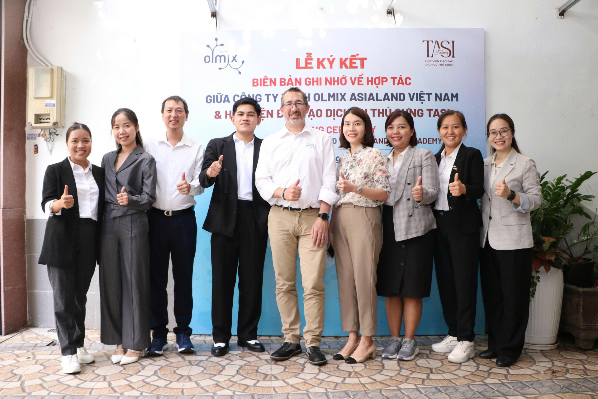 Các đại biểu cùng chụp hình lưu niệm tại Lễ ký kết. A3