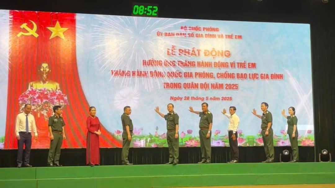 Các đại biểu thực hiện nghi thức phát động Tháng hành động vì trẻ em, Tháng hành động quốc gia về phòng, chống bạo lực gia đình trong Quân đội năm 2025. các đại biểu thực hiện nghi thức phát động Tháng hành động vì trẻ em, Tháng hành động quốc gia về phòng, chống bạo lực gia đình trong Quân đội năm 2025
