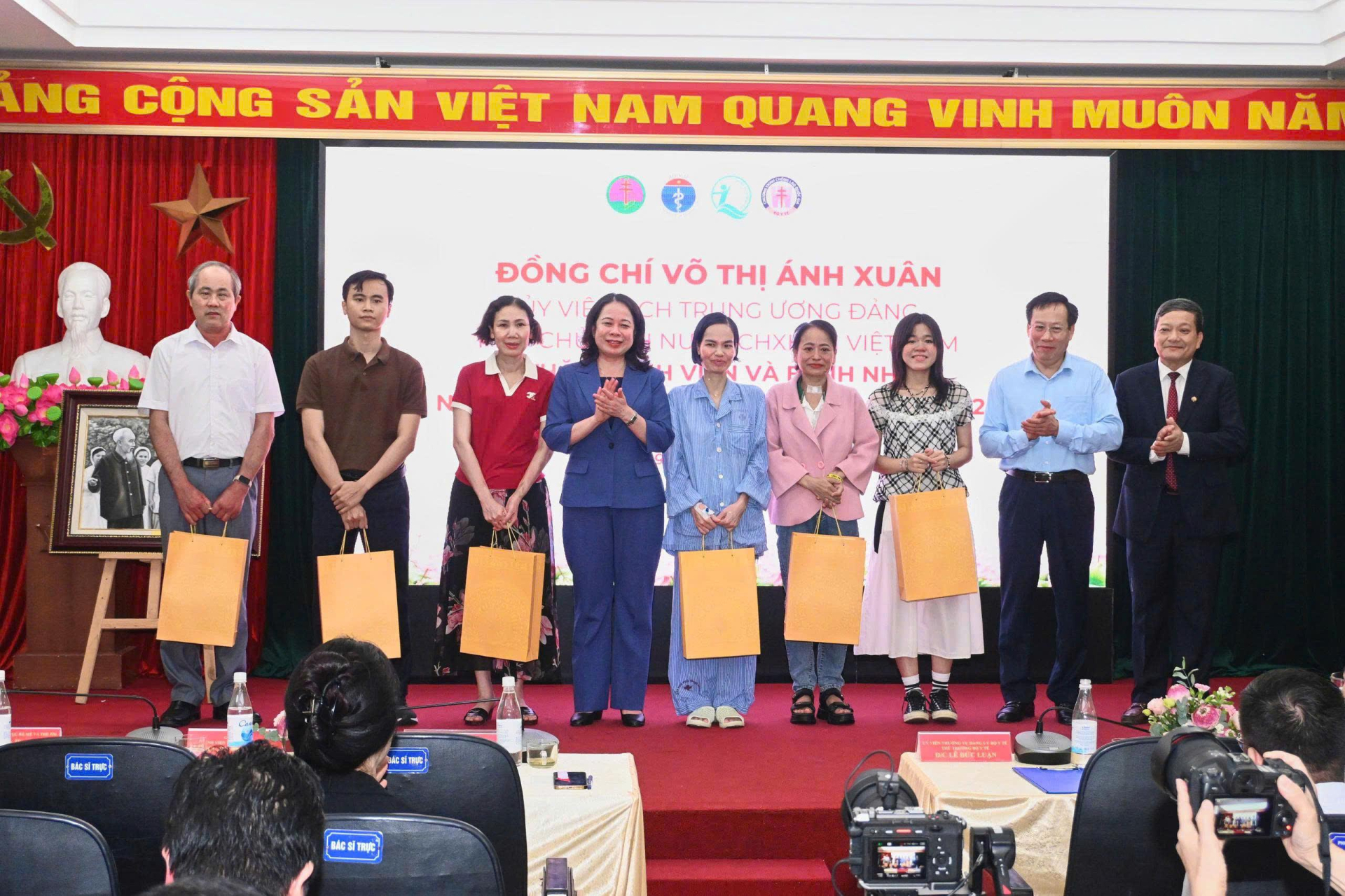 Bà Võ Thị Ánh Xuân - Ủy viên BCH Trung ương Đảng - Phó Chủ tịch nước, Chủ tịch Hội đồng Bảo trợ Quỹ Bảo trợ trẻ em Việt Nam tặng quà cho 06 bệnh nhân được ghép phổi thành công tại Bệnh viện. A2