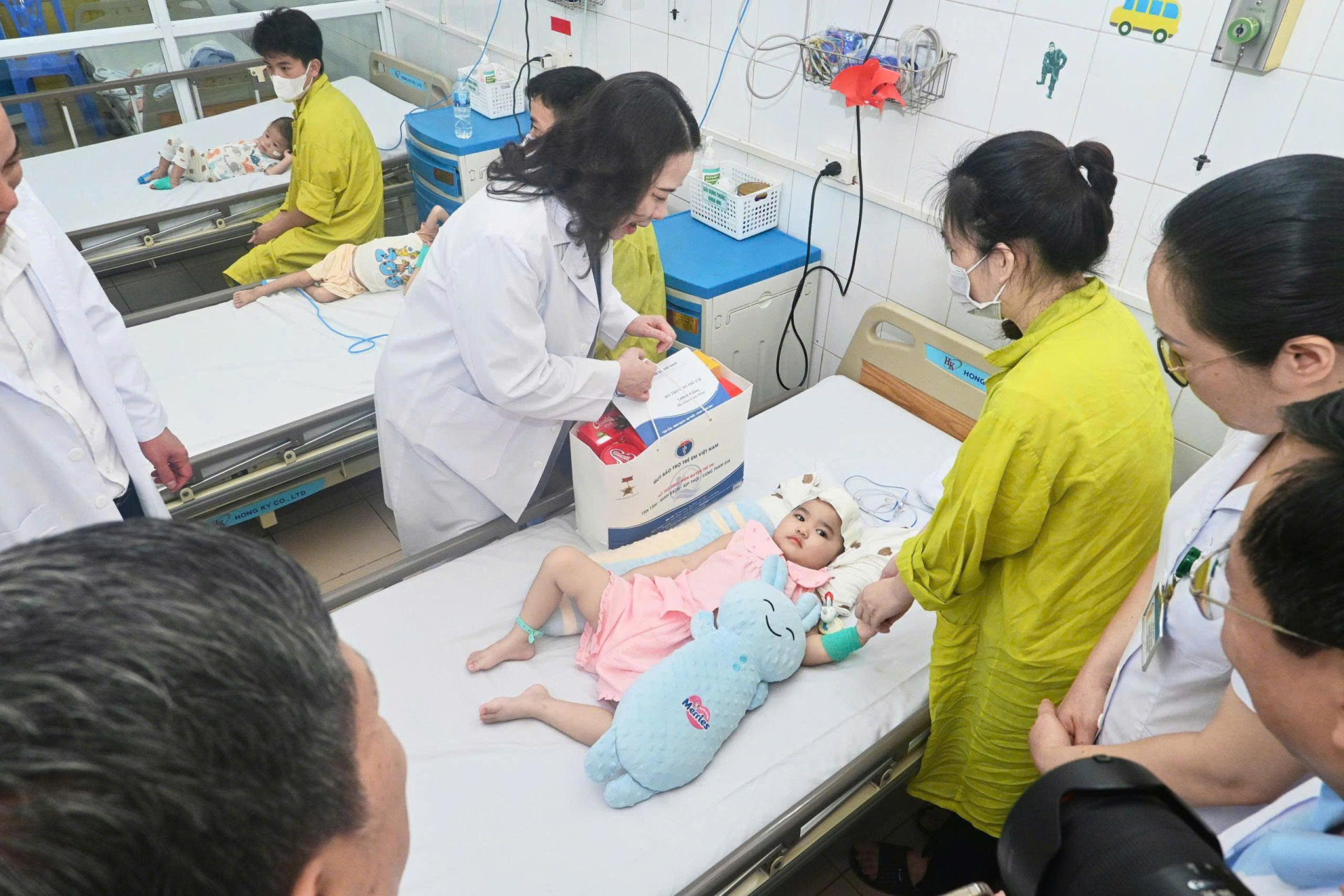 Bà Võ Thị Ánh Xuân - Ủy viên BCH Trung ương Đảng - Phó Chủ tịch nước, Chủ tịch Hội đồng Bảo trợ Quỹ Bảo trợ trẻ em Việt Nam tặng quà cho trẻ em tại Khoa Nhi, Bệnh viện Phổi Trung ương. A3