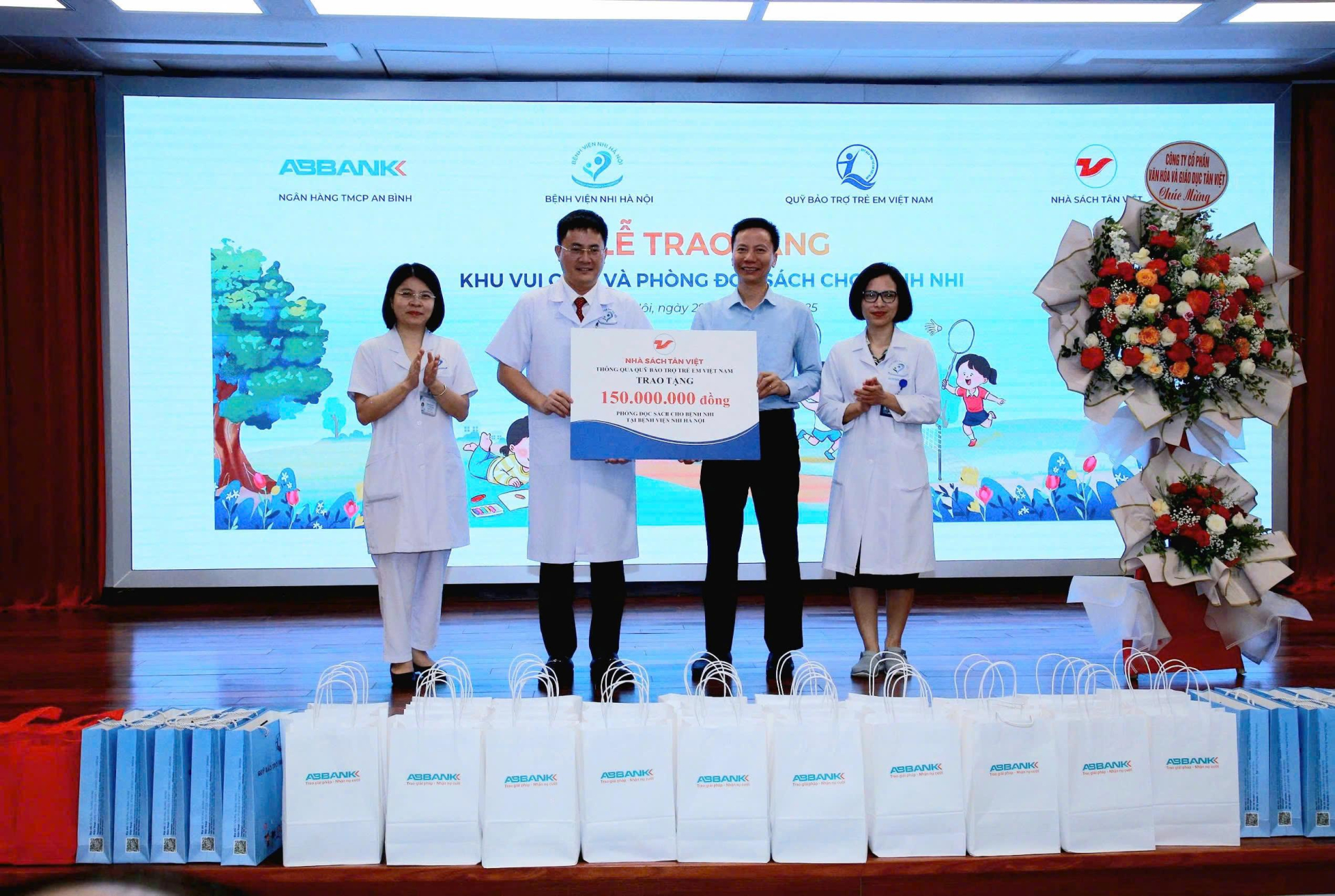 Đại diện nhà sách Tân Việt trao tặng phòng đọc sách cho bệnh viện Nhi Hà Nội. Đại diện nhà sách Tân Việt trao tặng phòng đọc sách cho bệnh viện Nhi Hà Nội.
