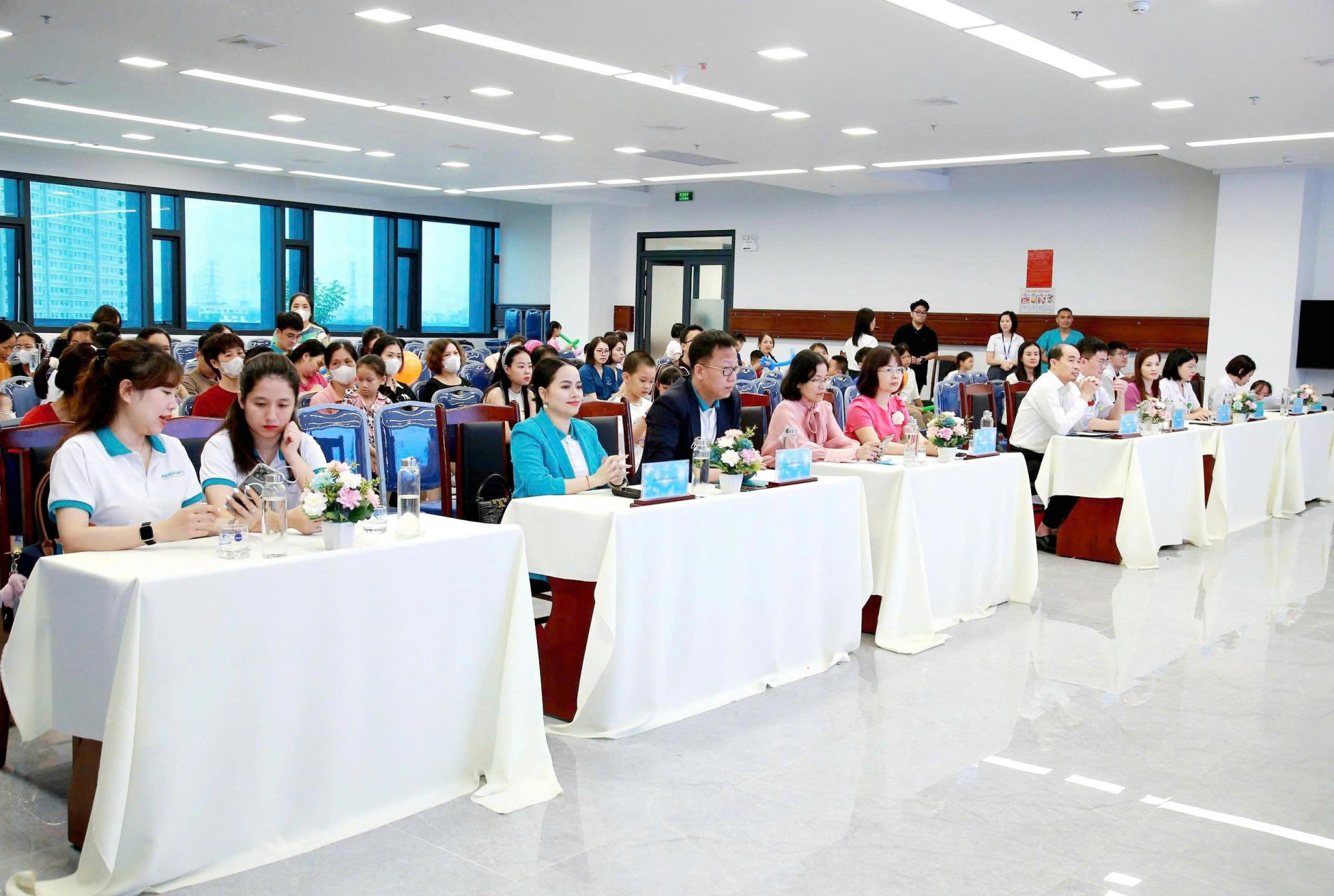 Các đại biểu dự buổi lễ. Các đại biểu dự buổi lễ.