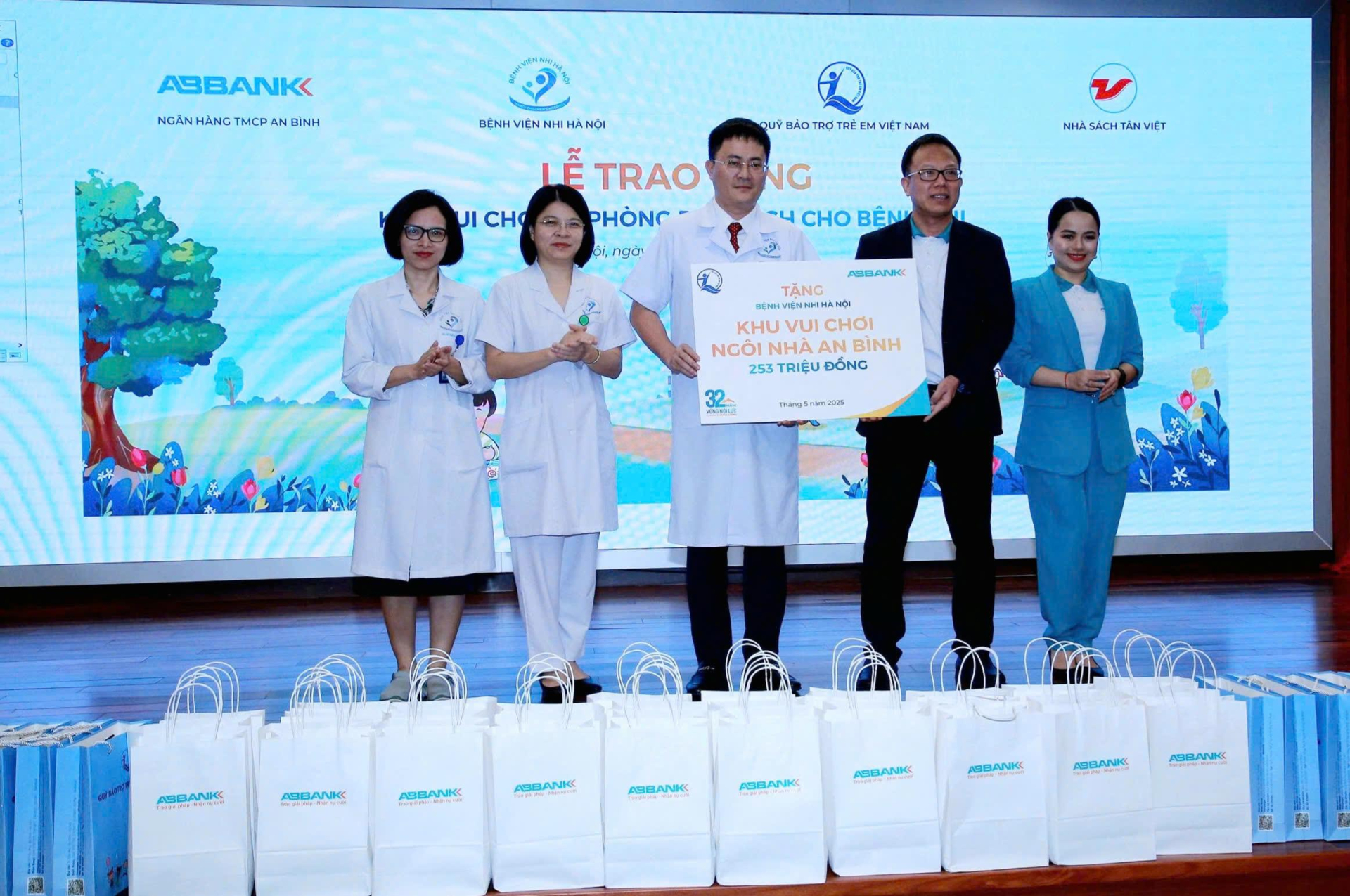 Đại diện ABBank trao tặng khu vui chơi cho Bệnh viện Nhi Hà Nội. Đại diện ABBank trao tặng khu vui chơi cho Bệnh viện Nhi Hà Nội.