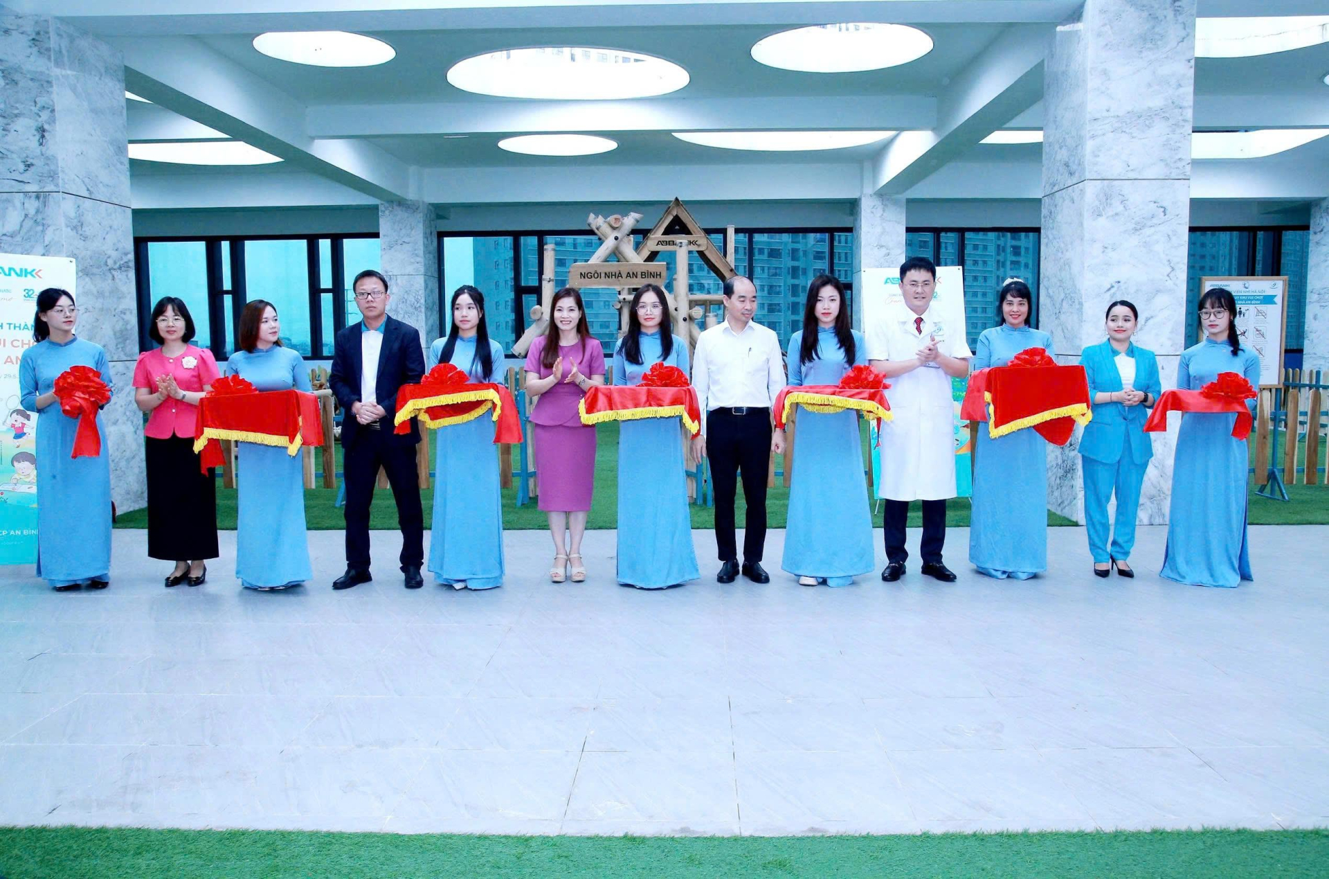 Lễ cắt băng khánh thành khu vui chơi cho bệnh nhân nhi đến khám và điều trị tại bệnh viện Nhi Hà Nội. Lễ cắt băng khánh thành khu vui chơi cho bệnh nhân nhi đến khám và điều trị tại bệnh viện Nhi Hà Nội.