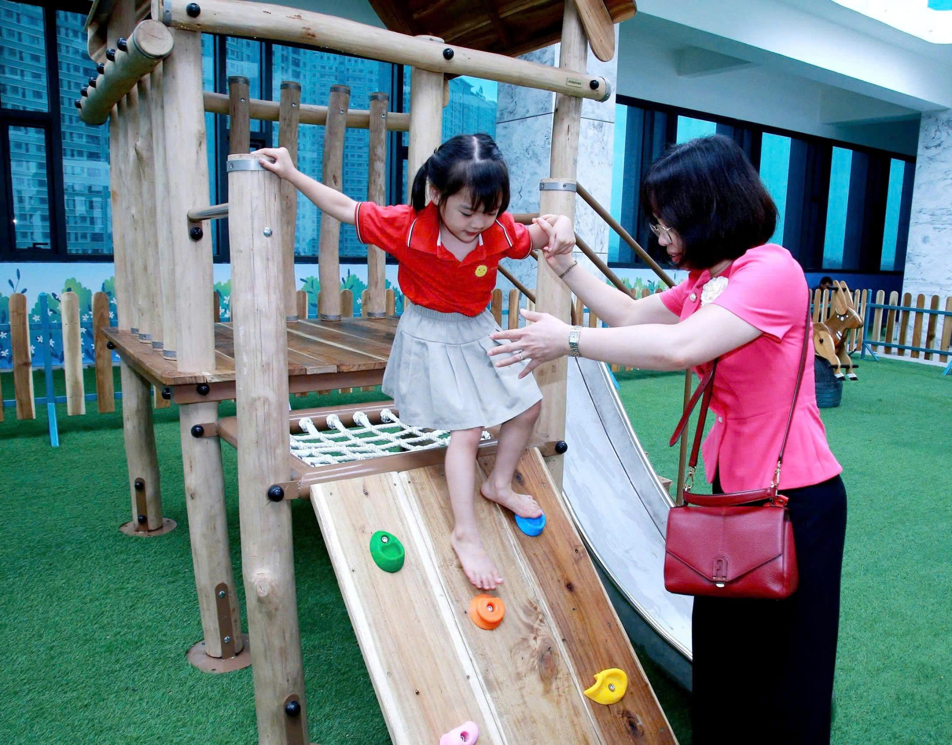 Các bé chơi đùa thoả thích tại khu vui chơi. A7A7