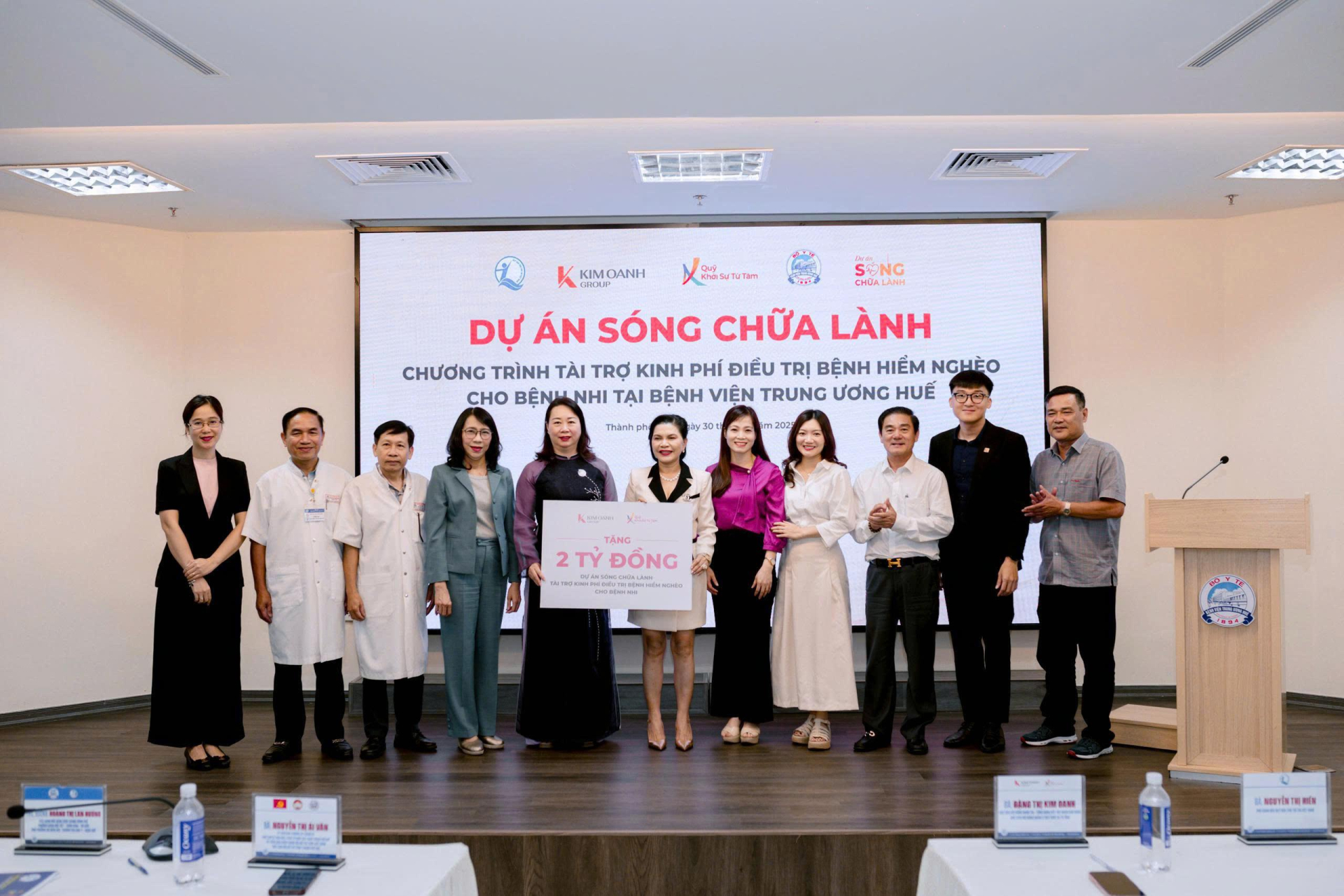 Đại diện lãnh đạo Quỹ BTTEVN và Quỹ Khởi sự Từ Tâm trao biển tượng trưng 2 tỷ đồng hỗ trợ cho Khoa nhi - Bệnh viện Trung ương Huế