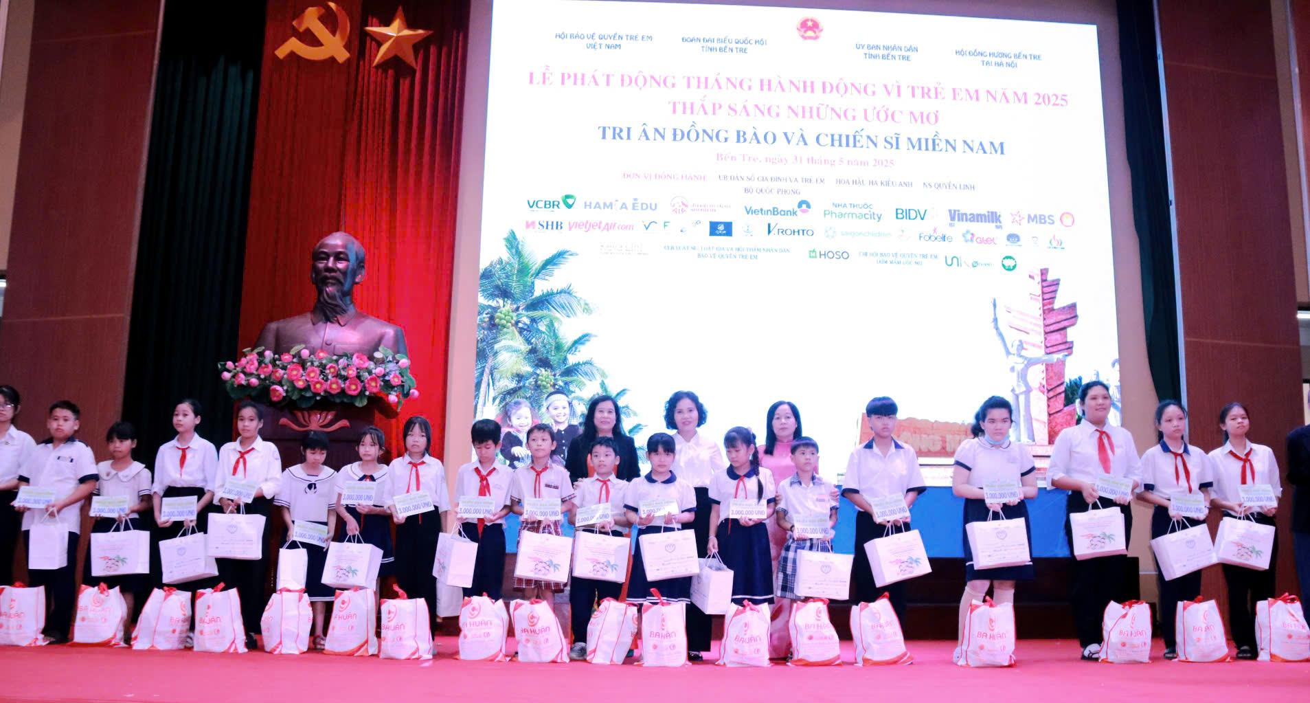 Trao tặng học bổng và quà cho trẻ em tại Chương trình. Trao tặng học bổng và quà cho trẻ em tại Chương trình.