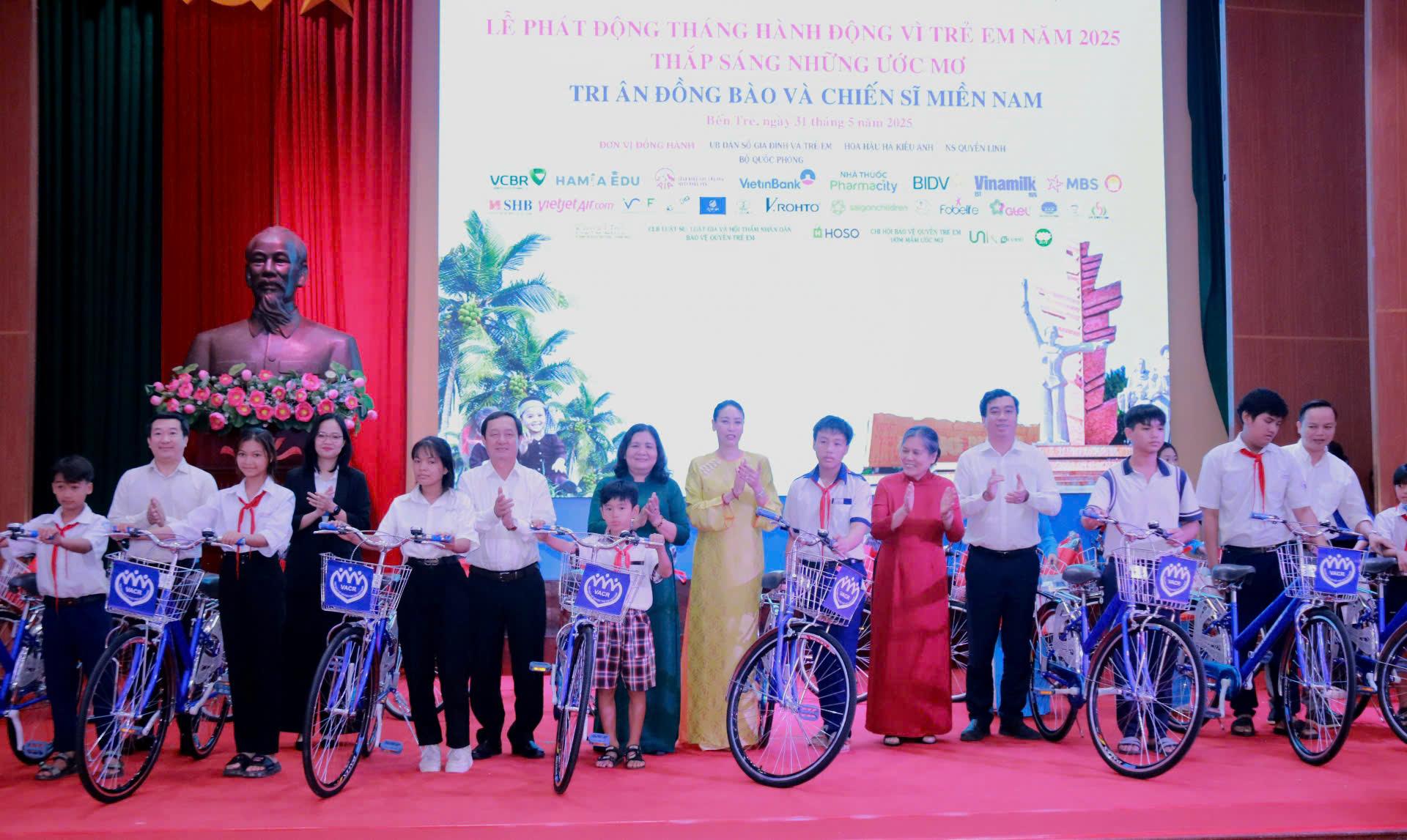 Trao tặng xe đạp cho trẻ em tại Chương trình. Trao tặng xe đạp cho trẻ em tại Chương trình.