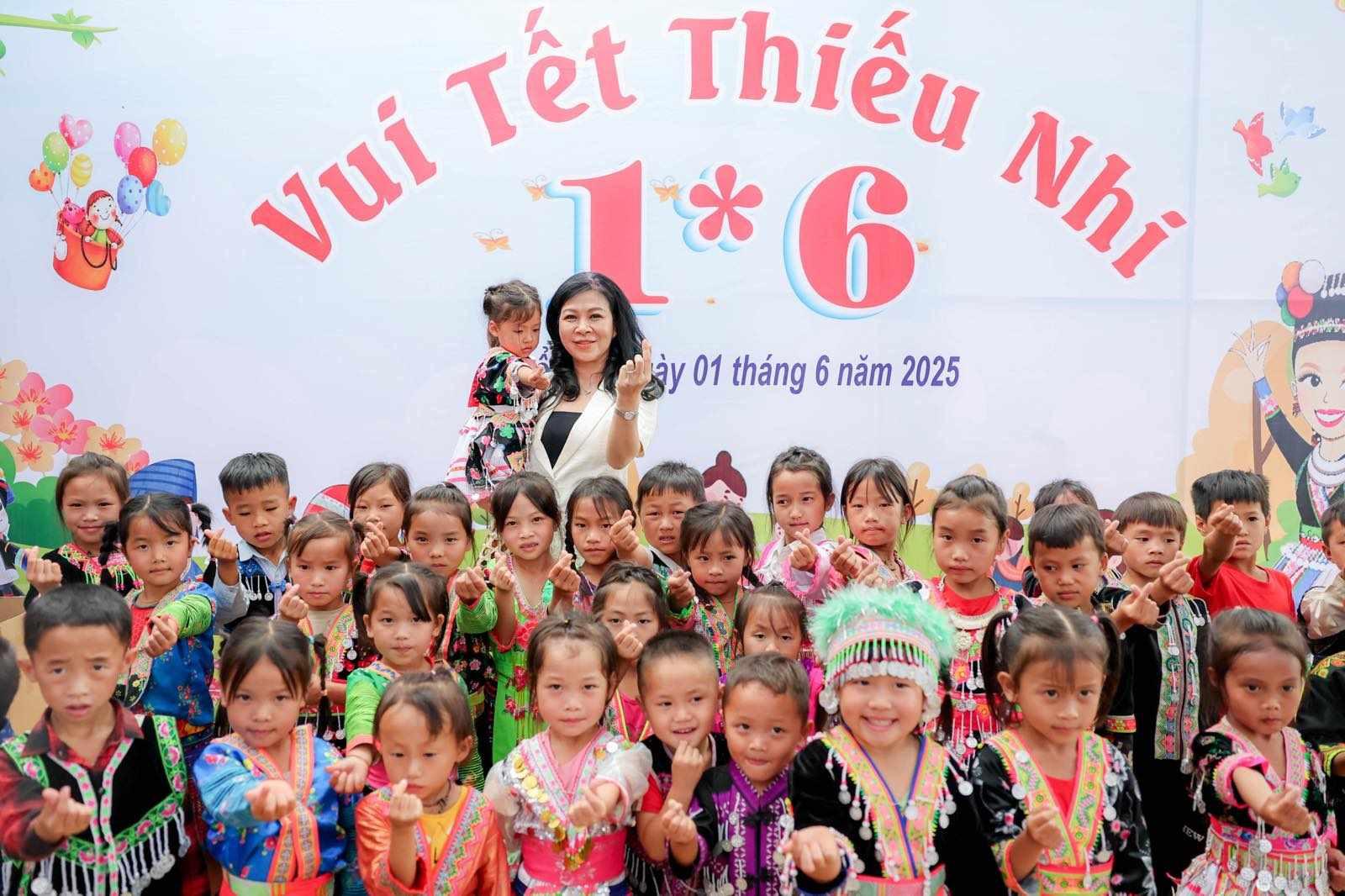 Phu nhân Ngô Phương Ly chung vui cùng các em nhỏ. Ảnh: Vietnamnet ngophuongly1